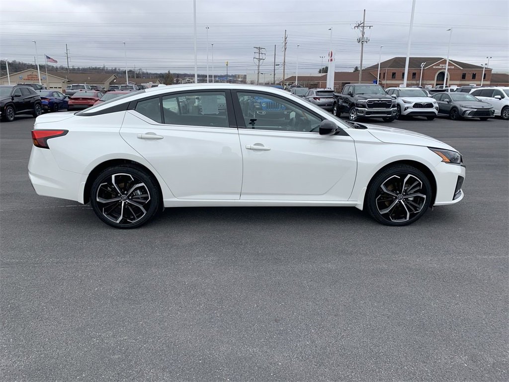 Used 2024 Nissan Altima 2.5 SR w/ SR Premium Package image 9