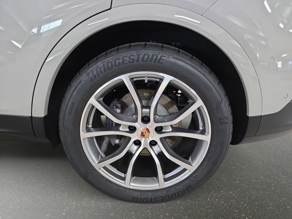Used 2026 Porsche Cayenne AWD/4WD image 32