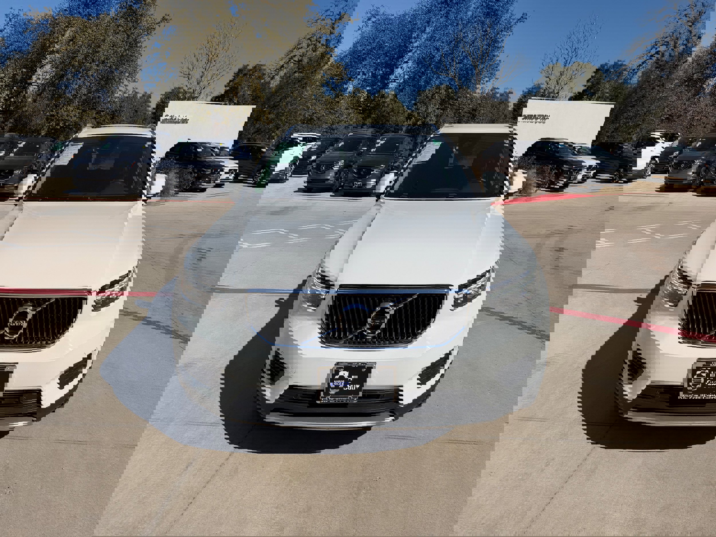 Used 2020 Volvo XC40 T4 Momentum image 8