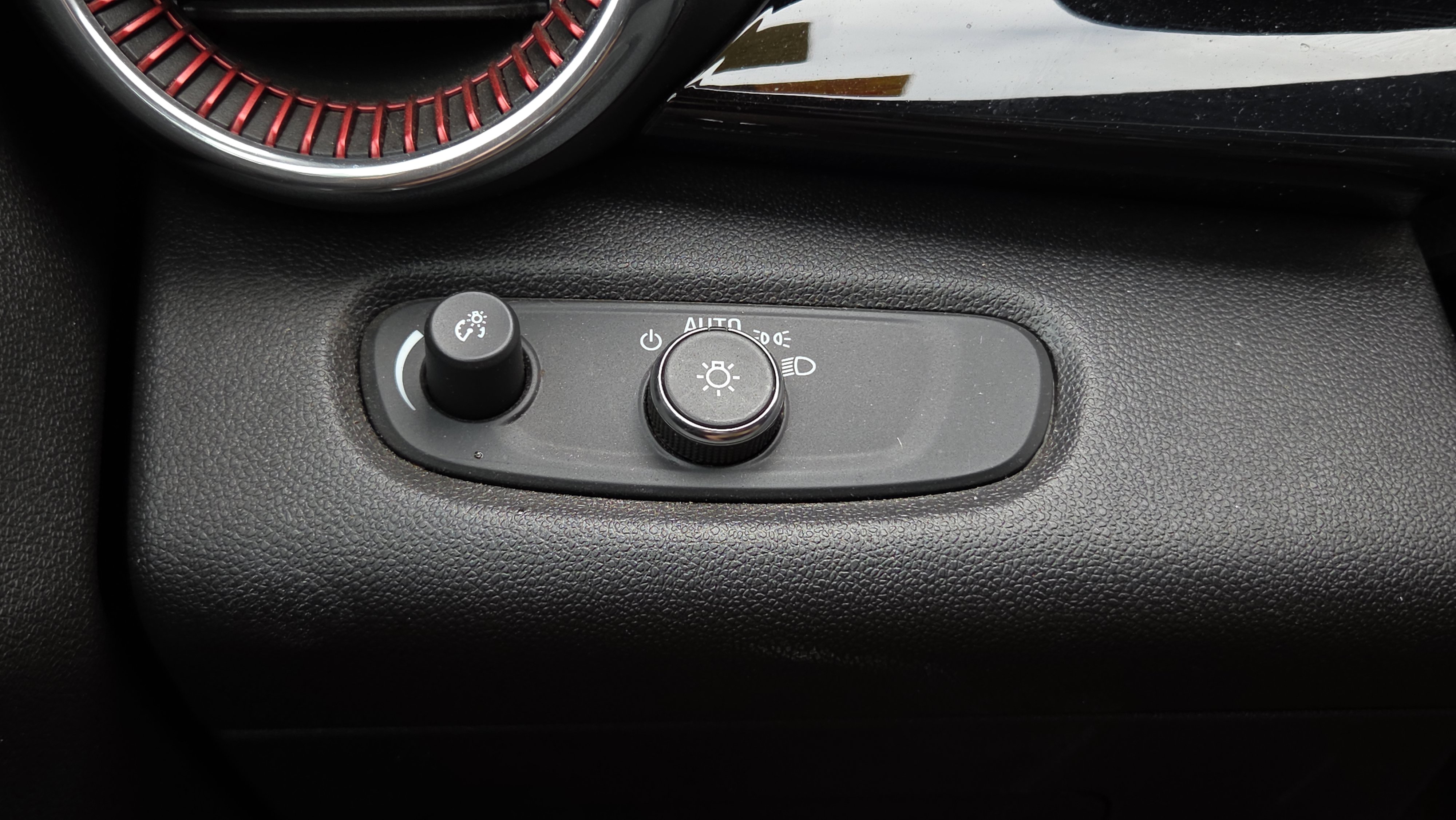 Used 2025 Chevrolet Trax RS w/ Driver Confidence Package FWD image 23