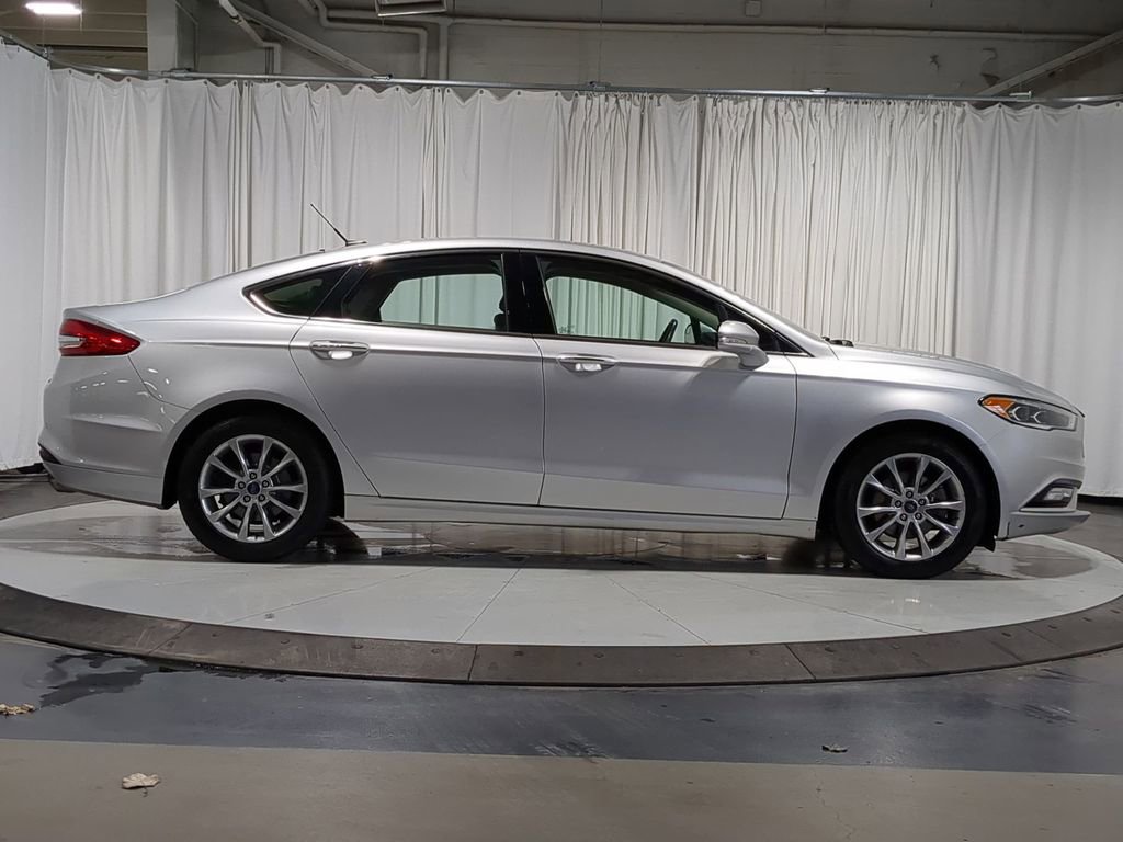 Used 2017 Ford Fusion SE w/ Fusion SE Technology Package image 18