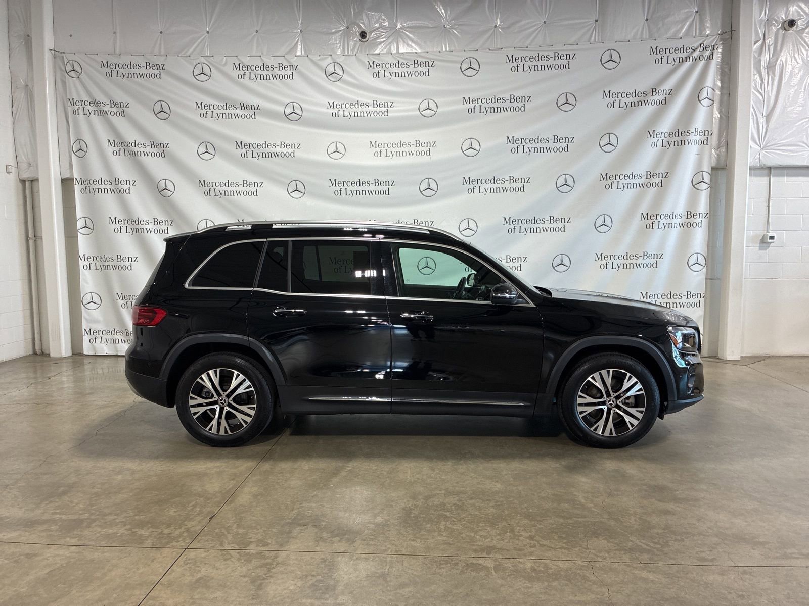 Used 2024 Mercedes-Benz GLB 250 4MATIC image 3