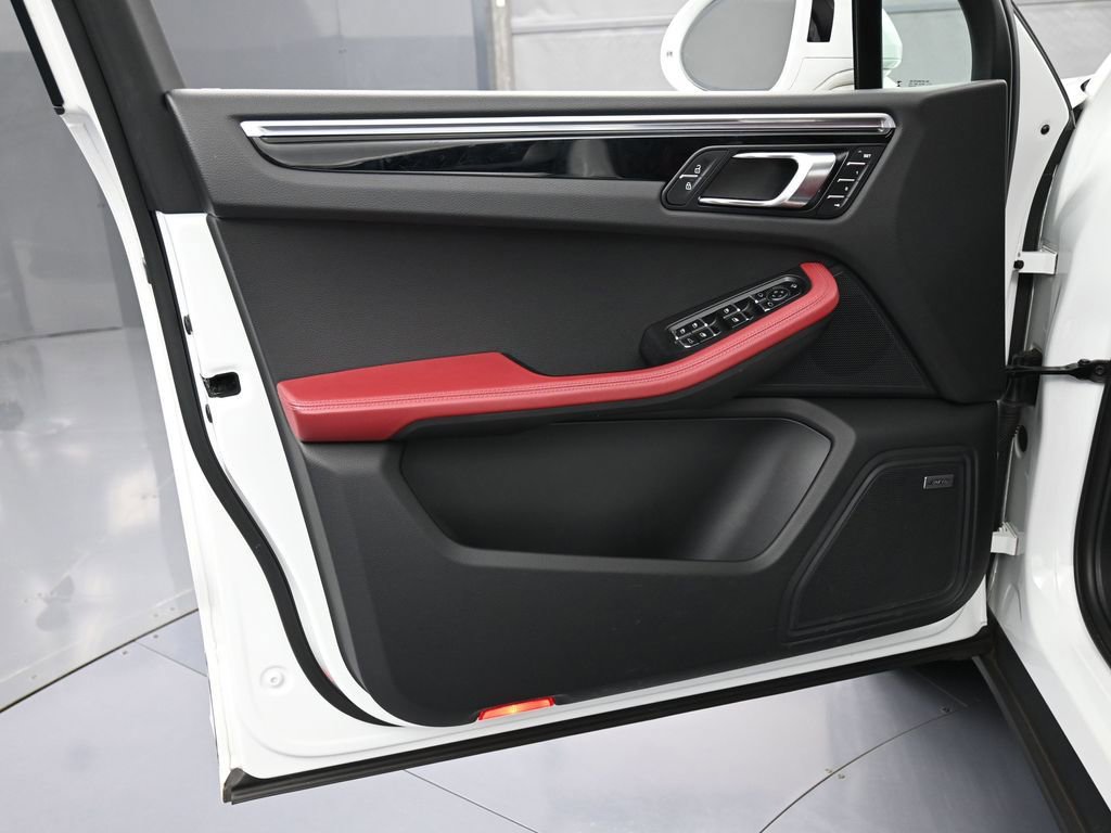 Certified 2022 Porsche Macan image 15