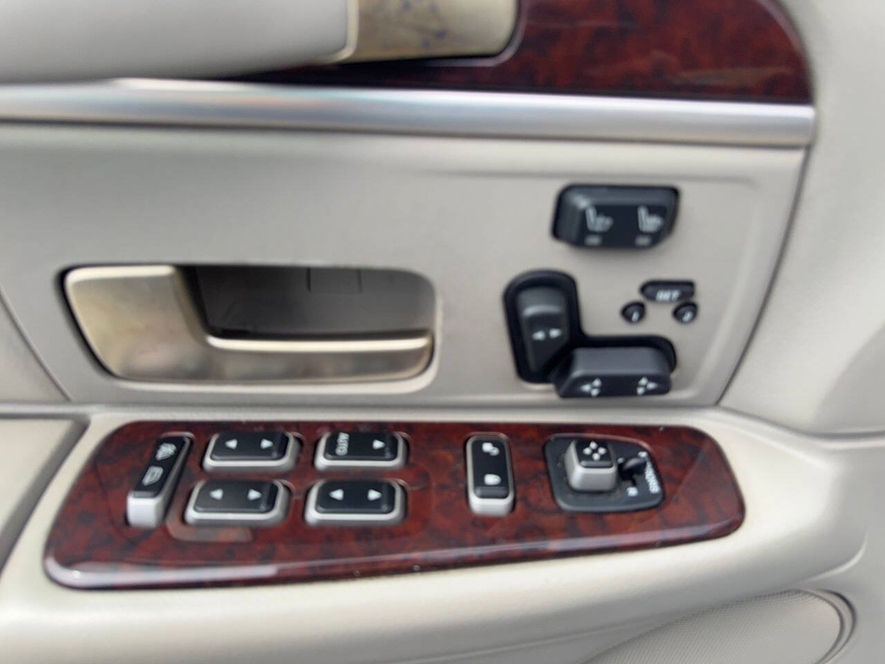 Used 2008 Lincoln Town Car Signature Limited RWD image 18