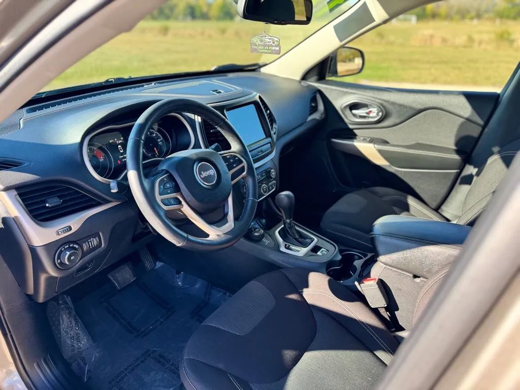 Used 2017 Jeep Cherokee Latitude w/ Cold Weather Group image 11