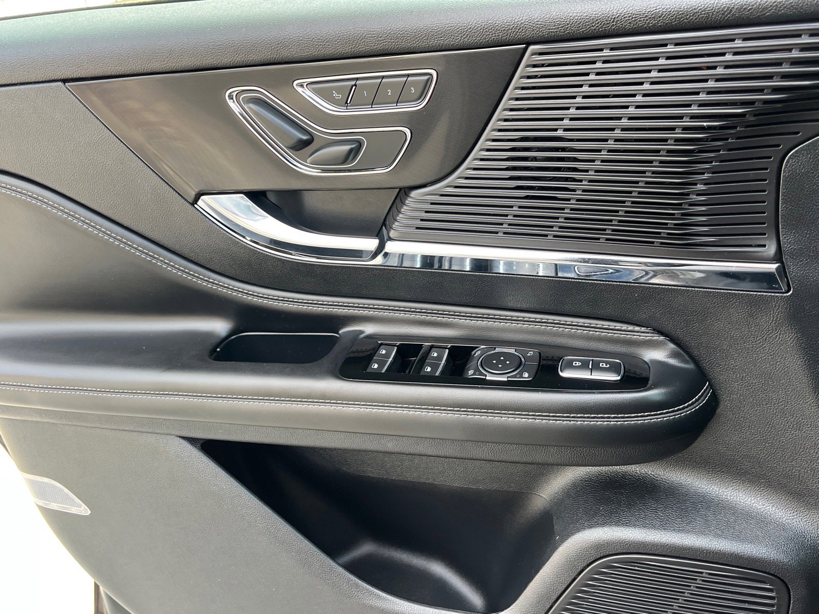 Used 2022 Lincoln Corsair AWD w/ Premium Package image 17