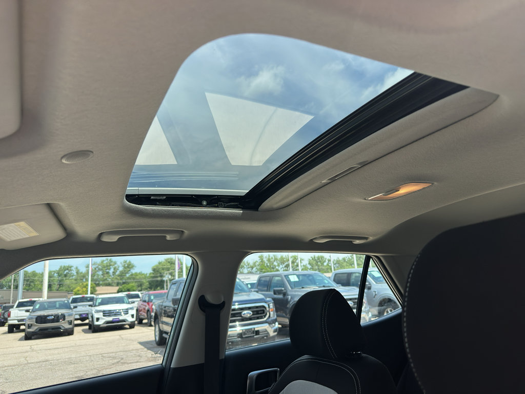 Used 2025 Hyundai Venue SEL FWD image 24