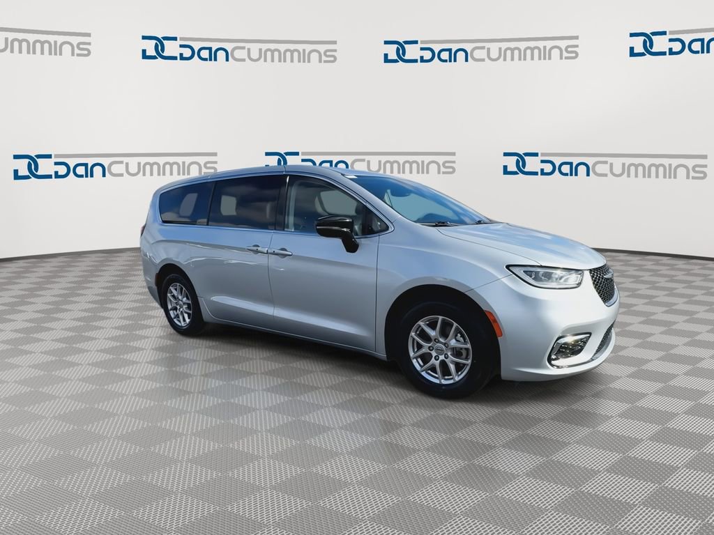 Used 2024 Chrysler Pacifica Touring-L image 2