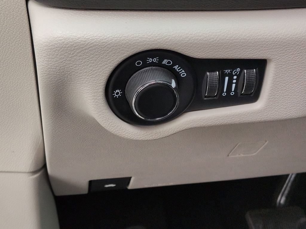 Used 2023 Chrysler Voyager LX image 30