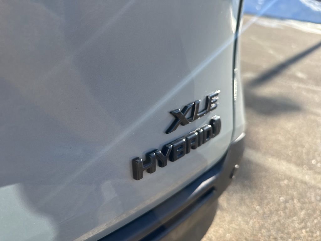 Used 2023 Toyota Sienna XLE Woodland Edition image 30