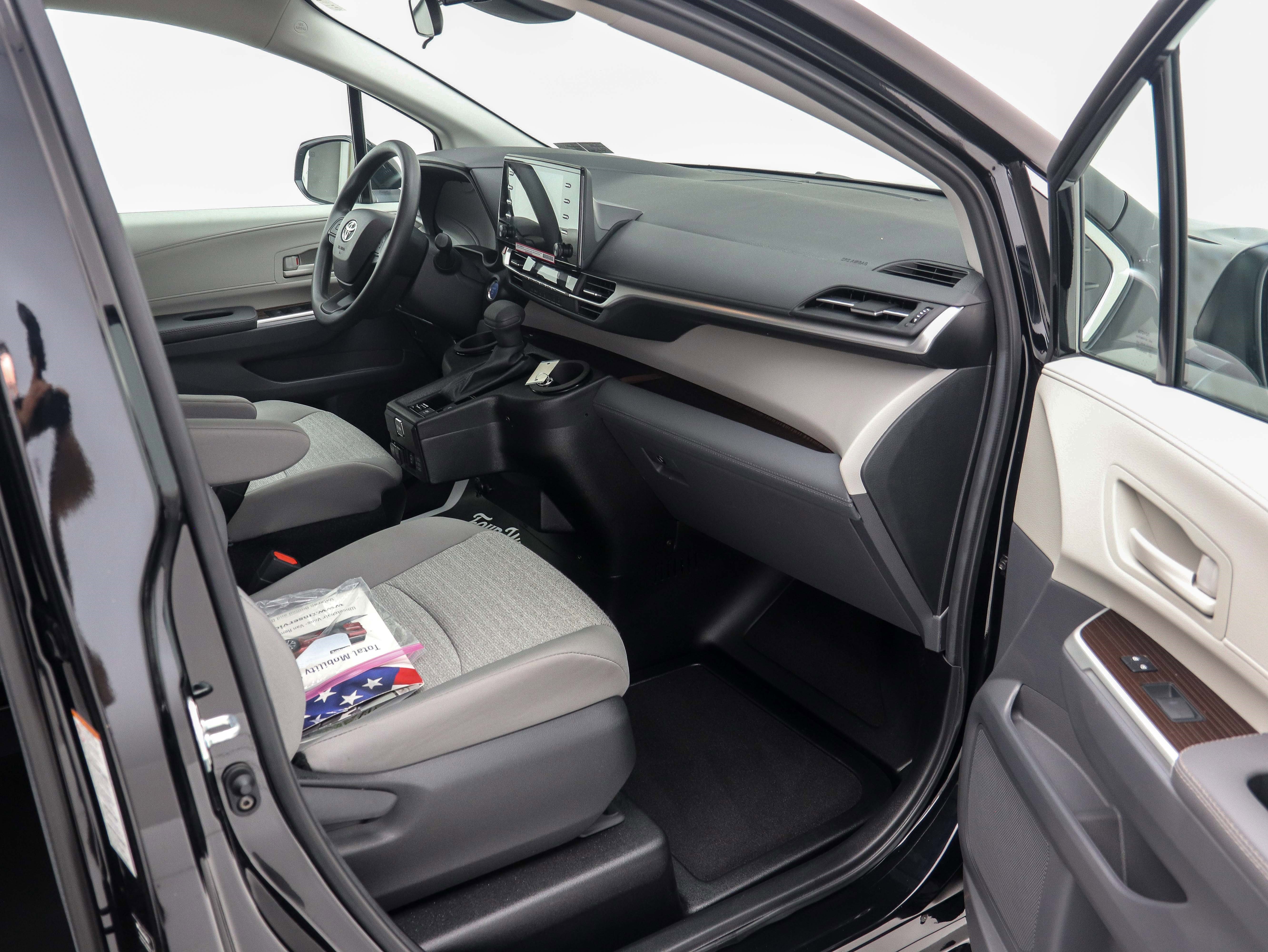 Used 2024 Toyota Sienna LE FWD image 18
