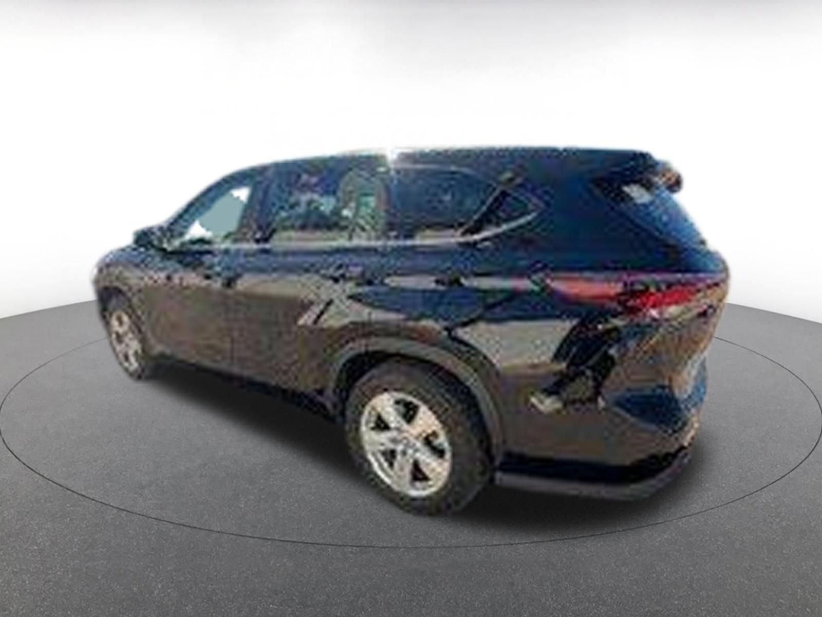 Used 2025 Toyota Highlander LE image 7