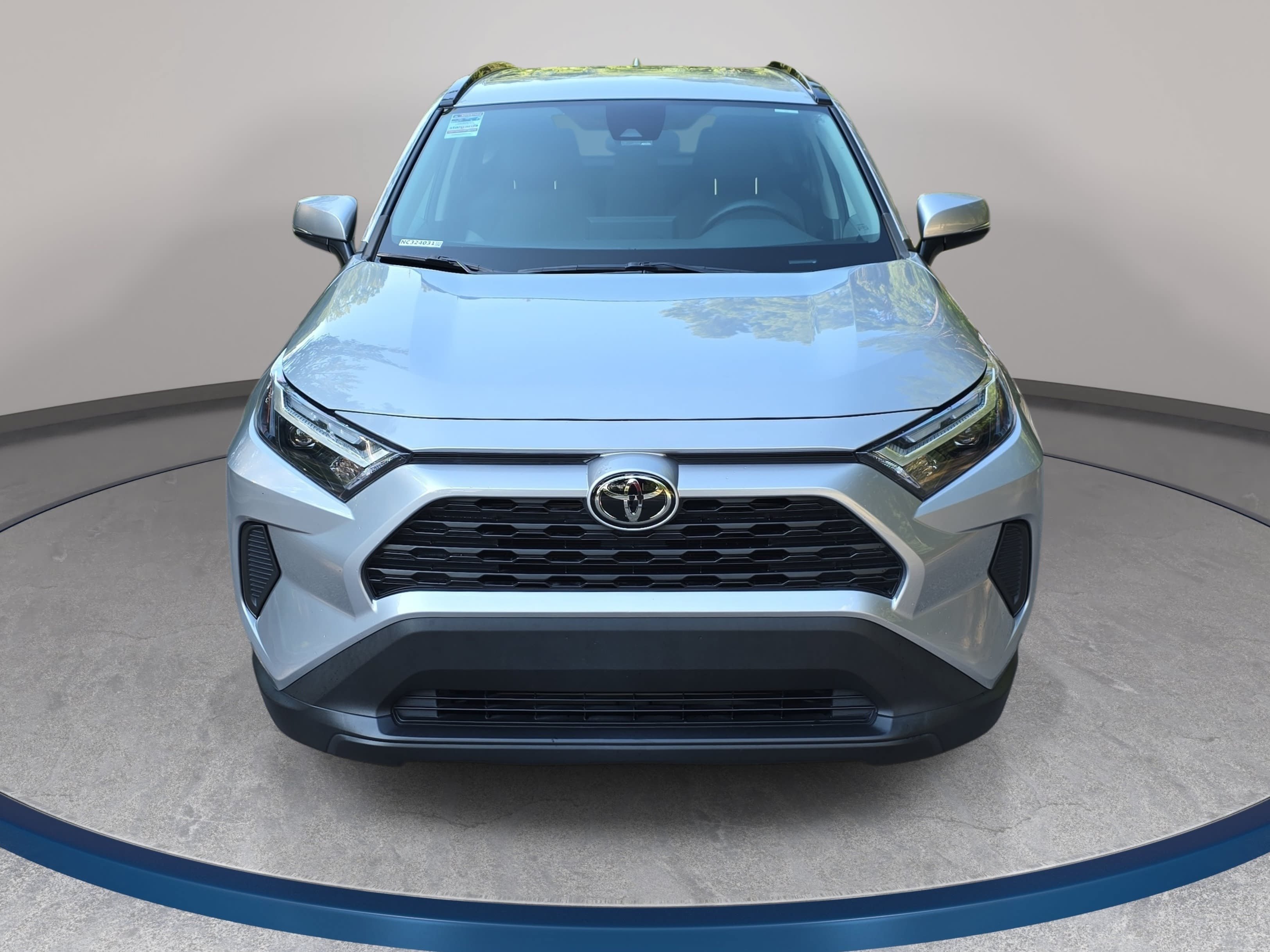 Used 2022 Toyota RAV4 XLE AWD/4WD image 2