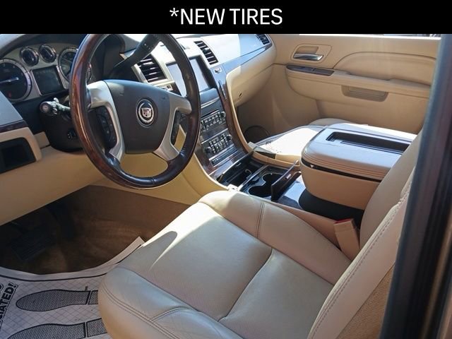 Used 2014 Cadillac Escalade Luxury image 2