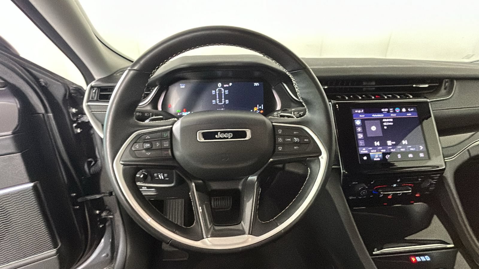 Used 2021 Jeep Grand Cherokee L Laredo w/ Luxury Tech Group I AWD/4WD image 17