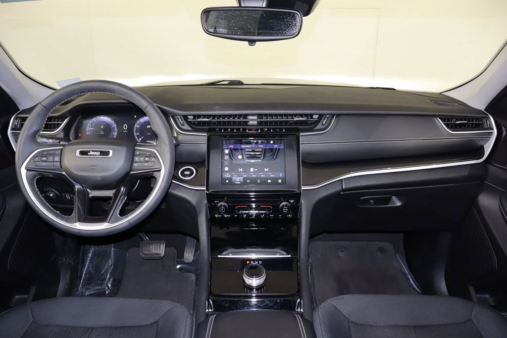 Used 2023 Jeep Grand Cherokee Laredo image 13