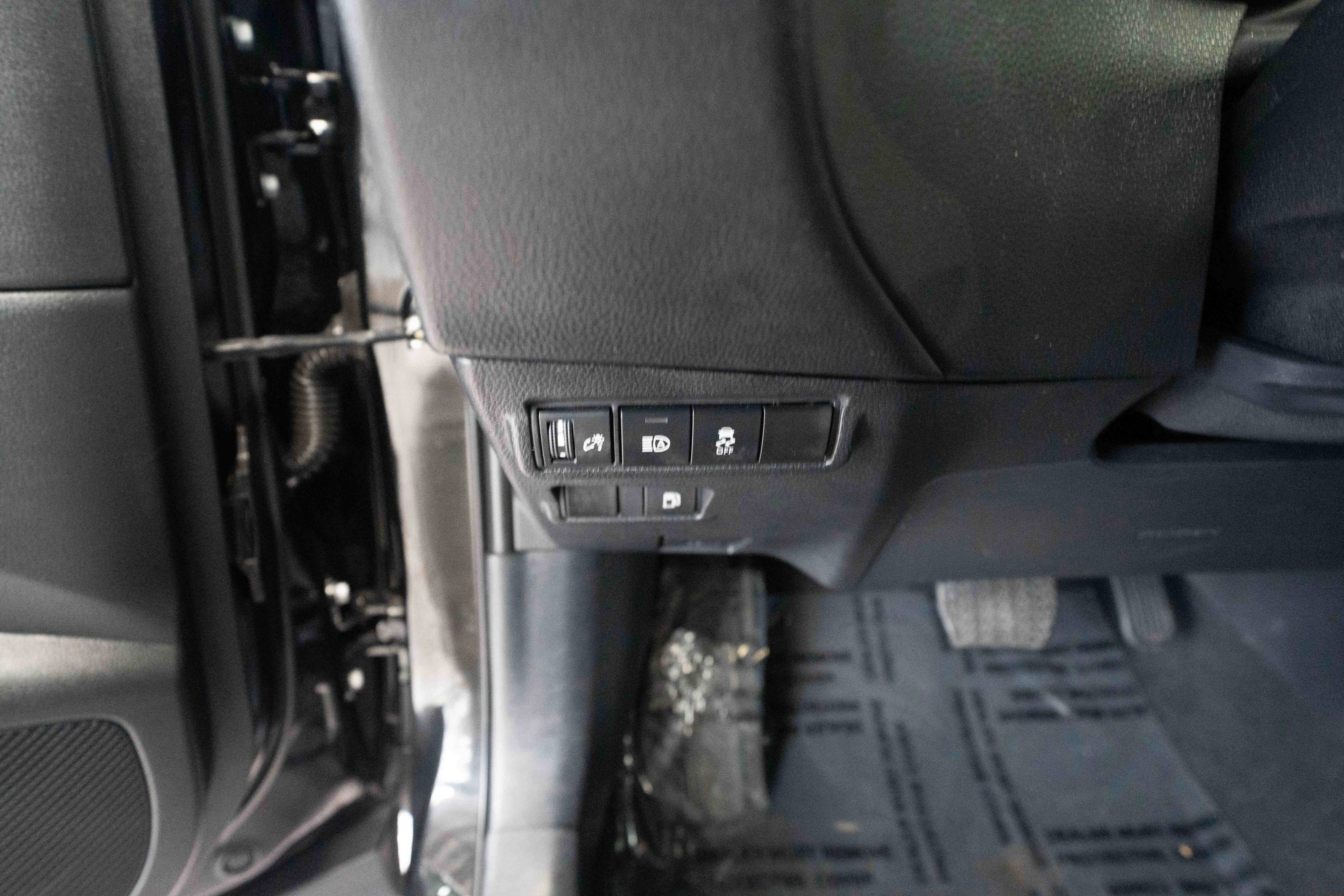 Used 2023 Toyota Corolla Cross SE image 11