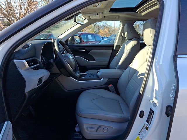 Used 2023 Toyota Highlander XLE image 14