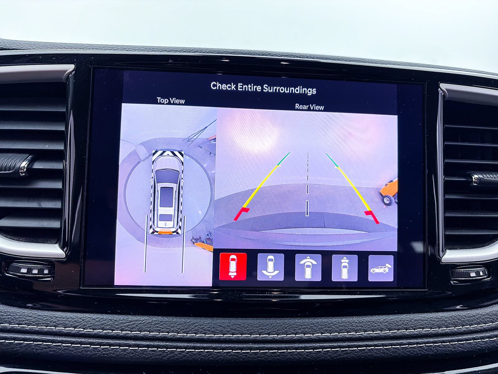 Used 2023 Chrysler Pacifica Touring-L AWD/4WD image 4