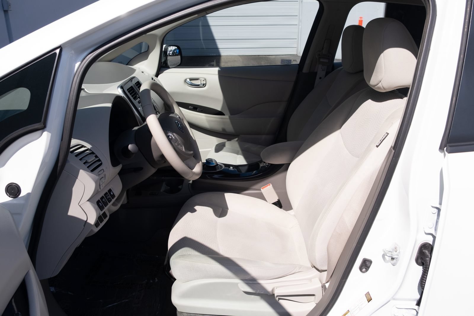 Used 2015 Nissan Leaf SV FWD image 13