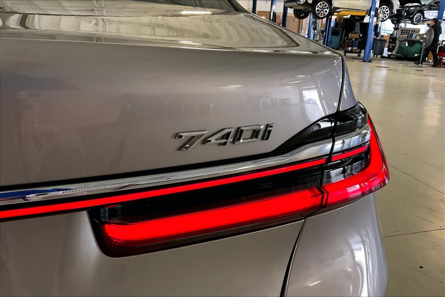 Used 2022 BMW 740i w/ Luxury Rear Seating Package RWD image 30