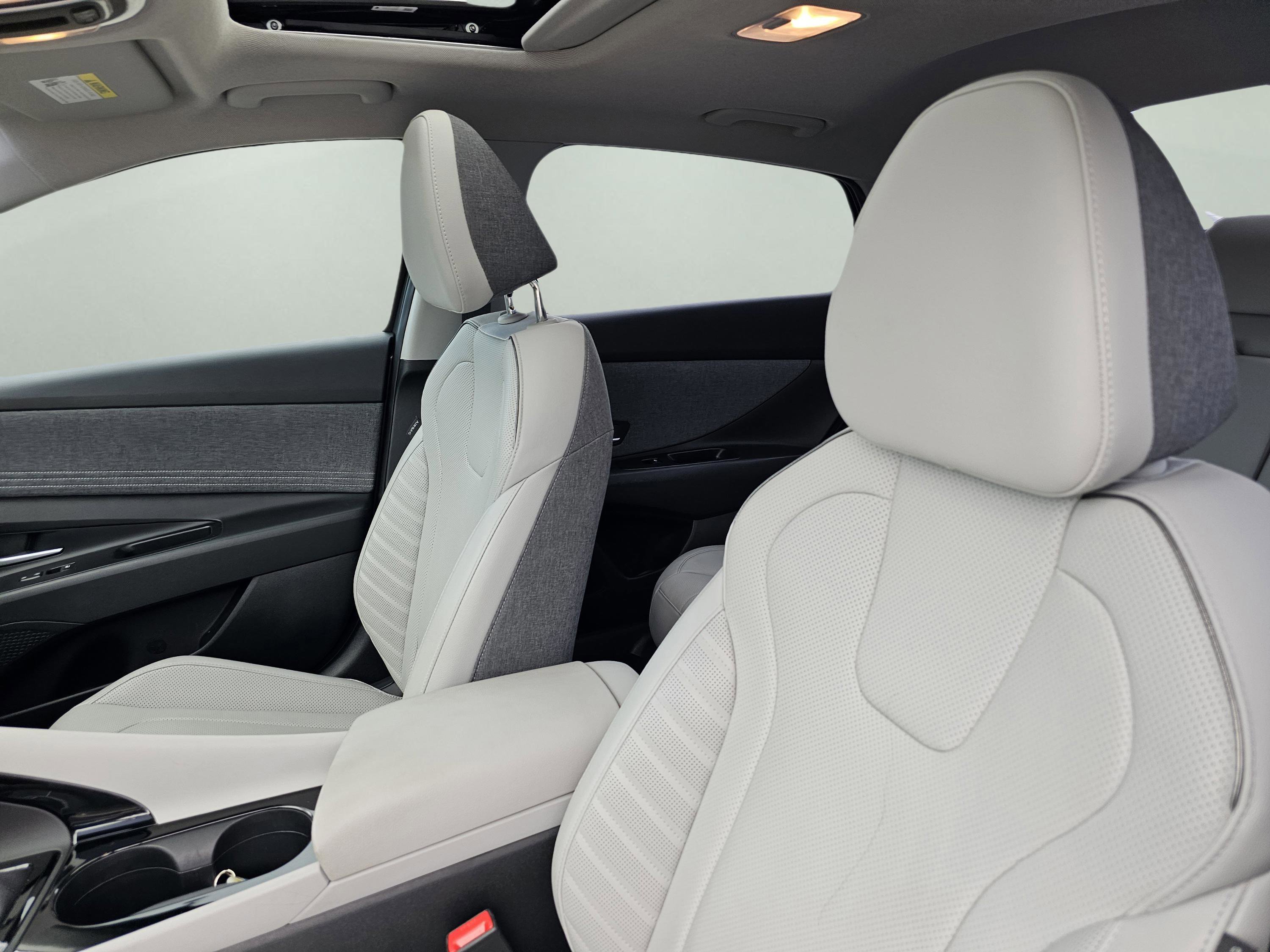 Used 2023 Hyundai Elantra Limited w/ Preferred Accessory Package image 16