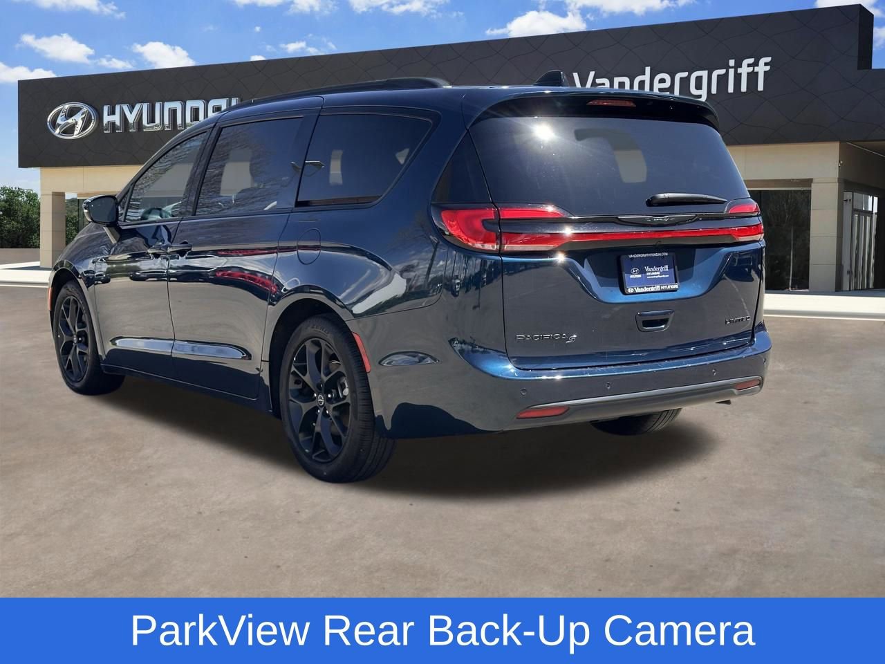 Used 2025 Chrysler Pacifica Limited image 8