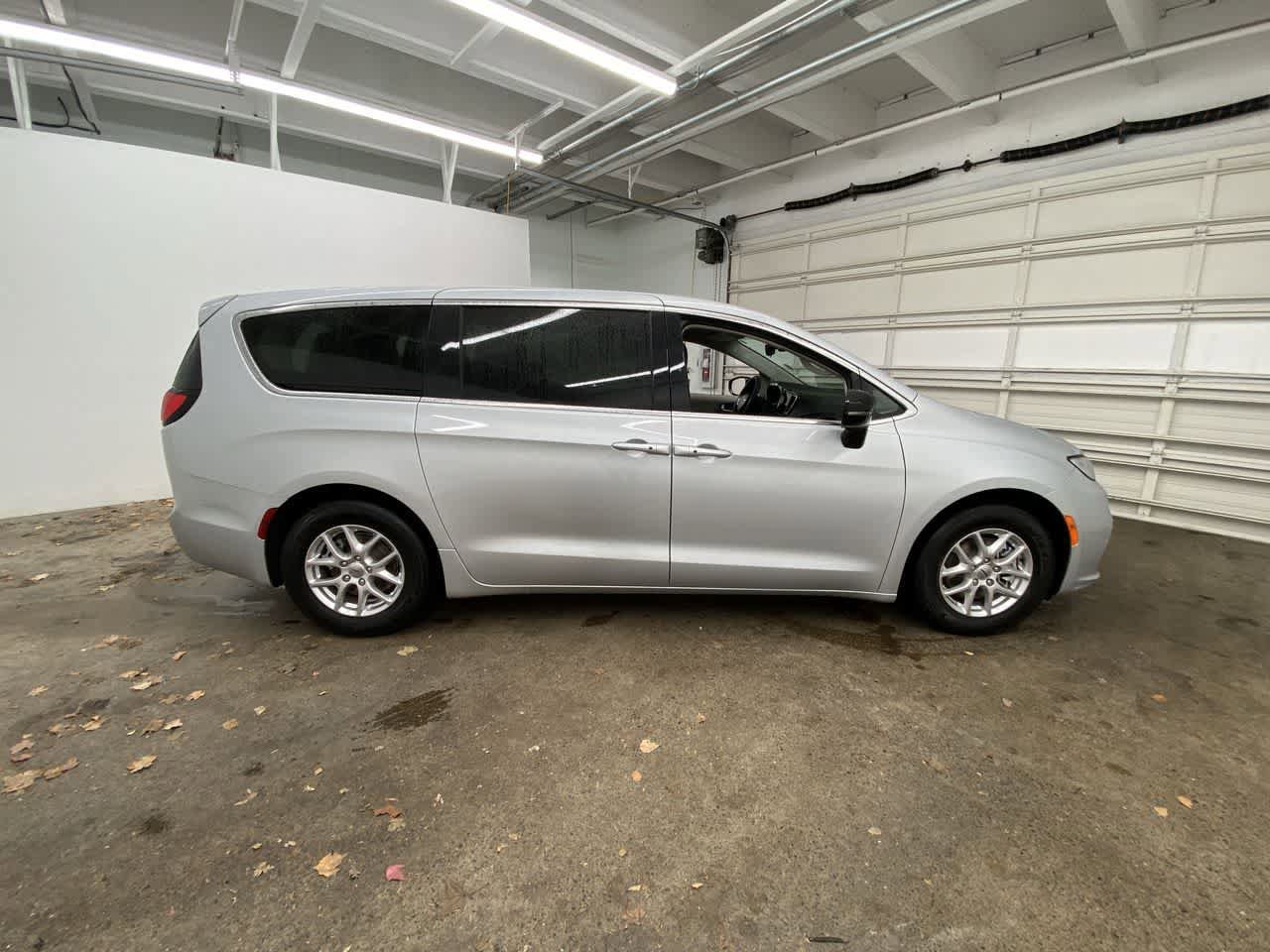 Used 2024 Chrysler Pacifica Touring-L FWD image 7