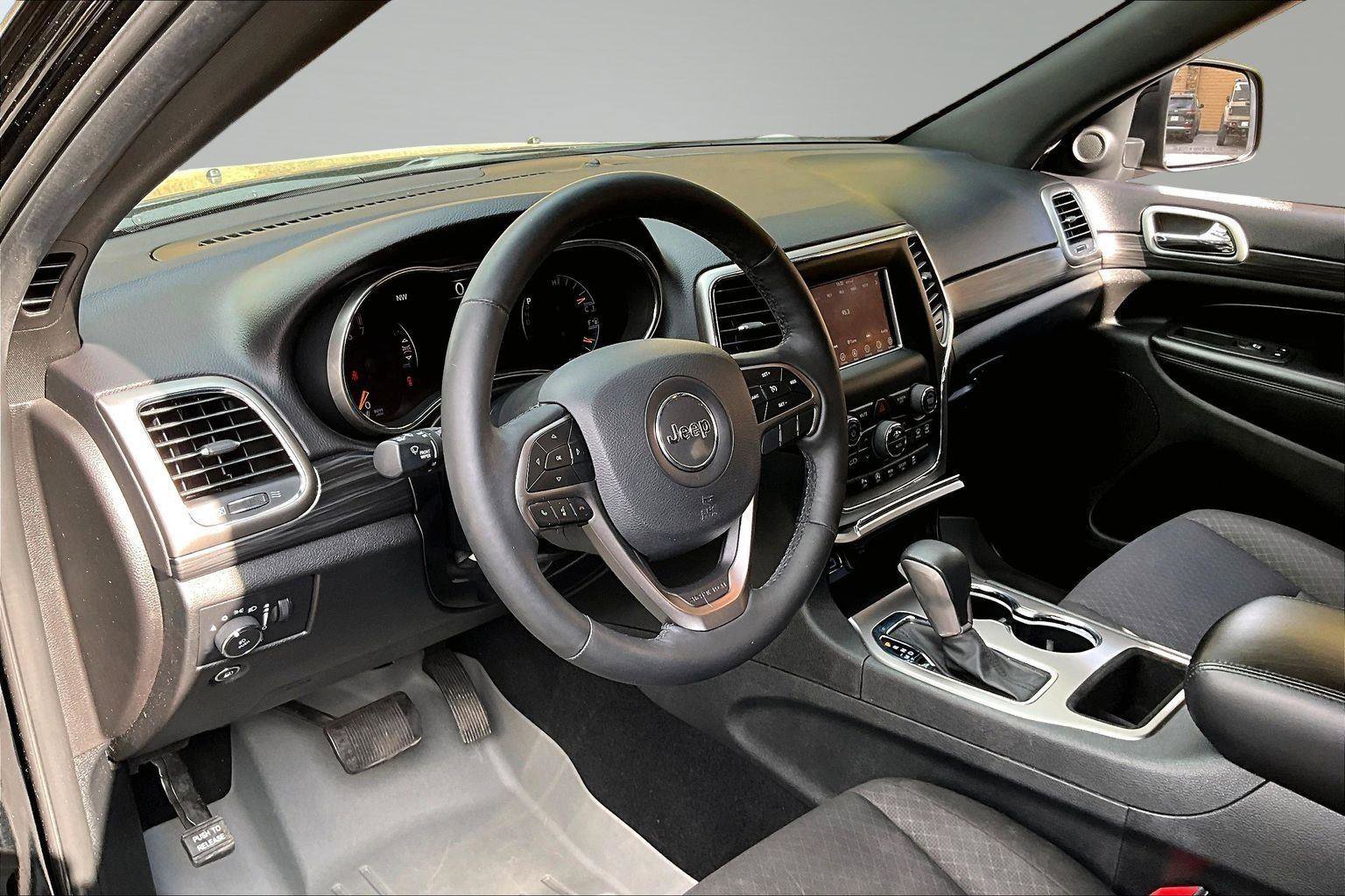 Used 2019 Jeep Grand Cherokee Laredo w/ Security & Convenience Group AWD/4WD image 23