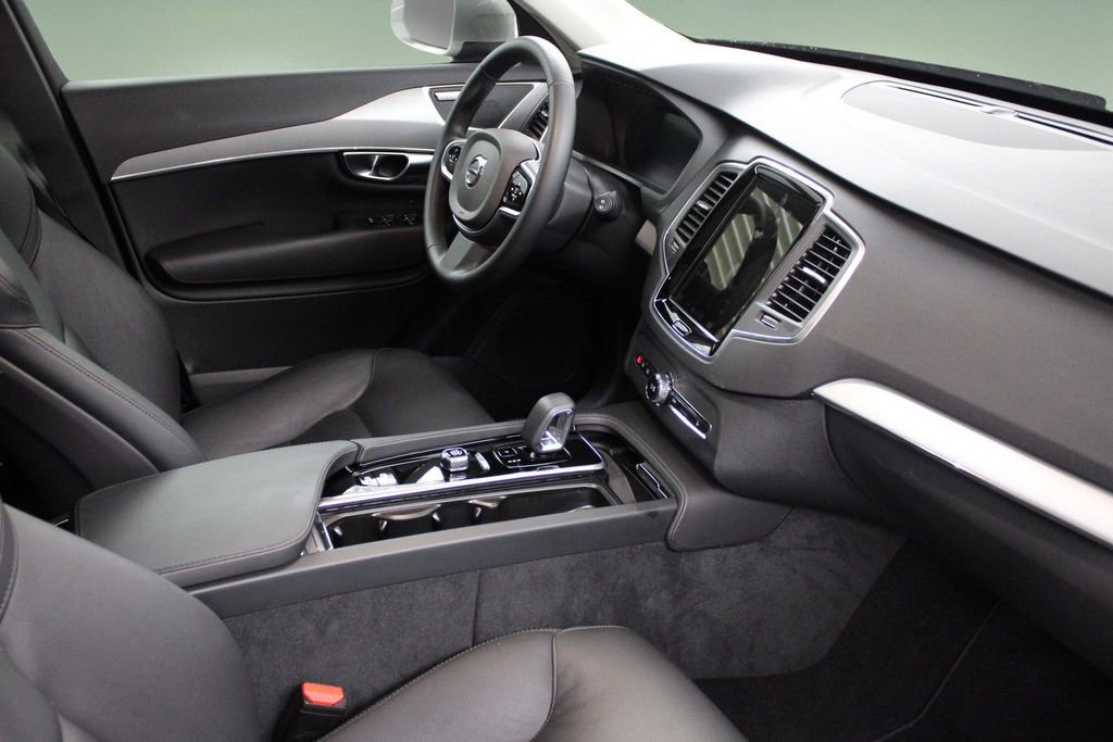 Certified 2025 Volvo XC90 B5 Core image 17