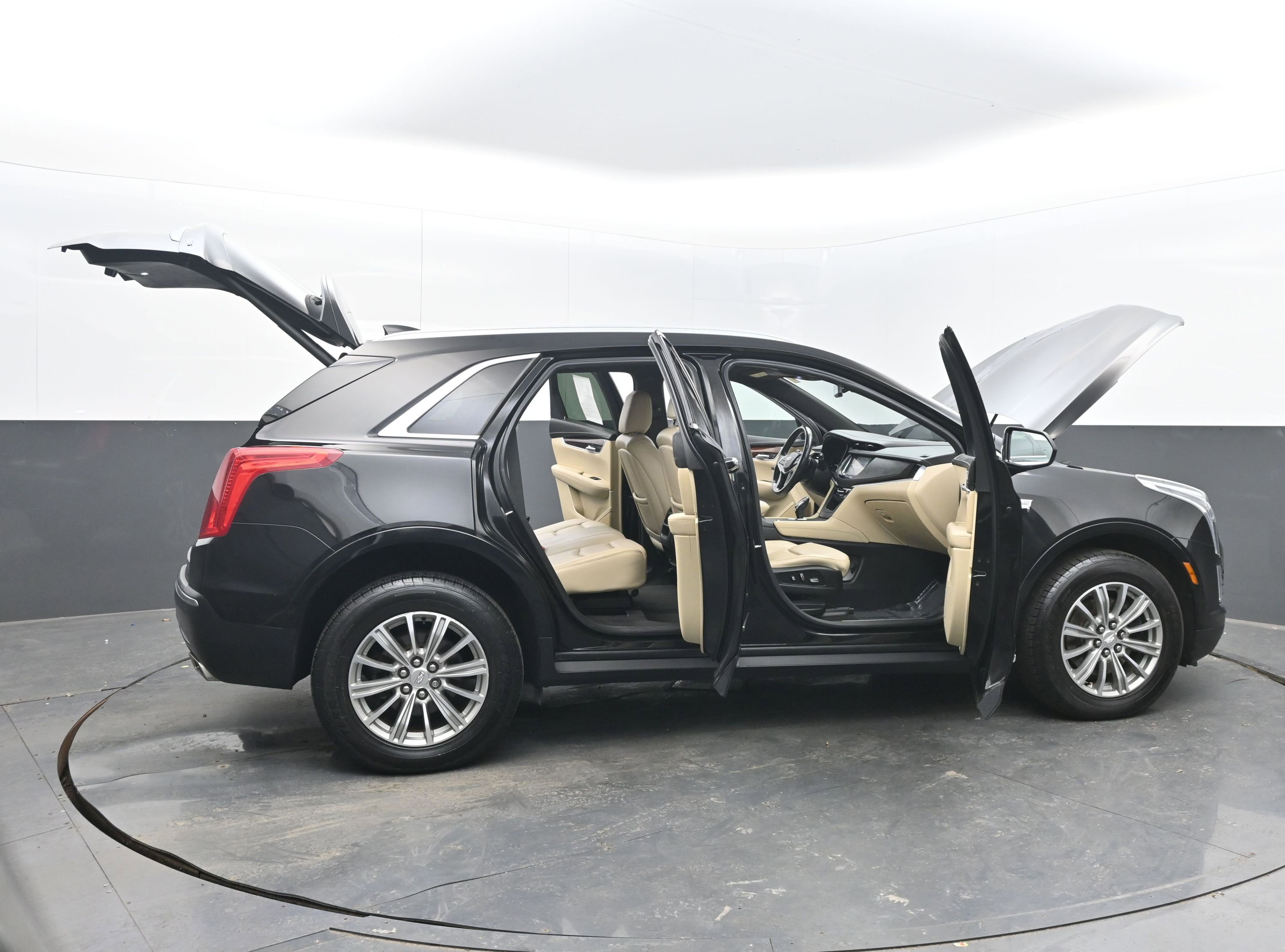 Used 2018 Cadillac XT5 Luxury w/ Driver Awareness Package image 44
