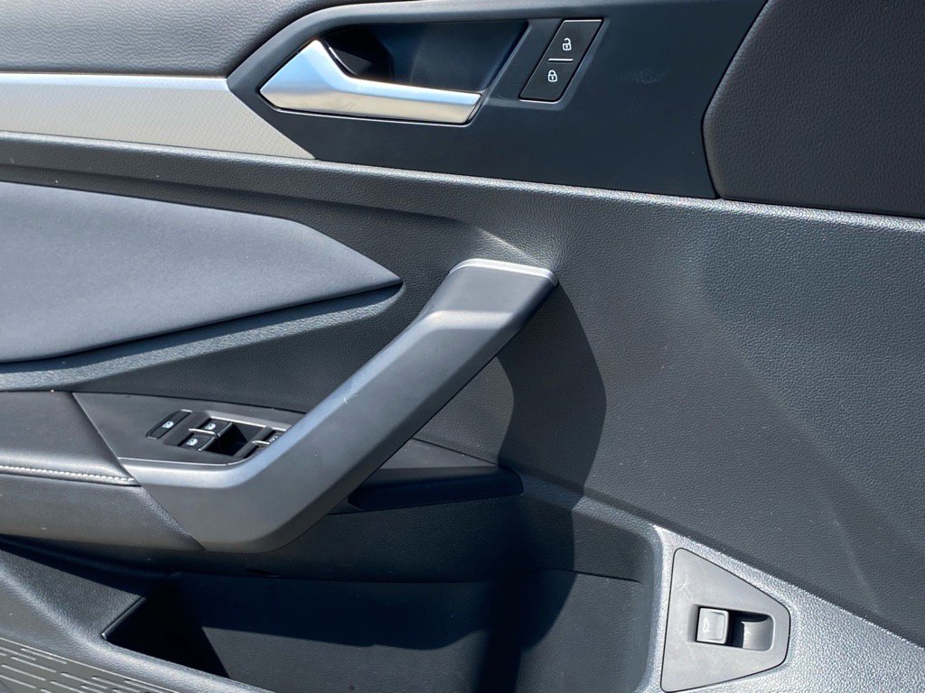 Certified 2025 Volkswagen Jetta SE w/ Black Wheel Package image 19