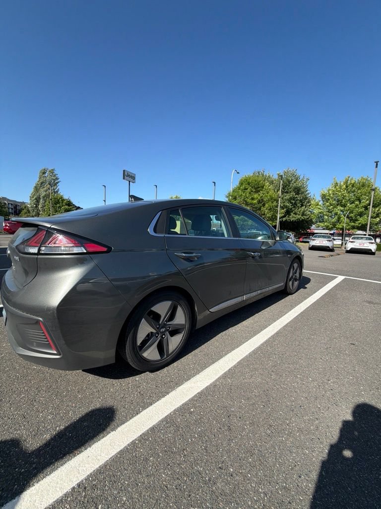 Used 2022 Hyundai Ioniq Limited FWD image 3
