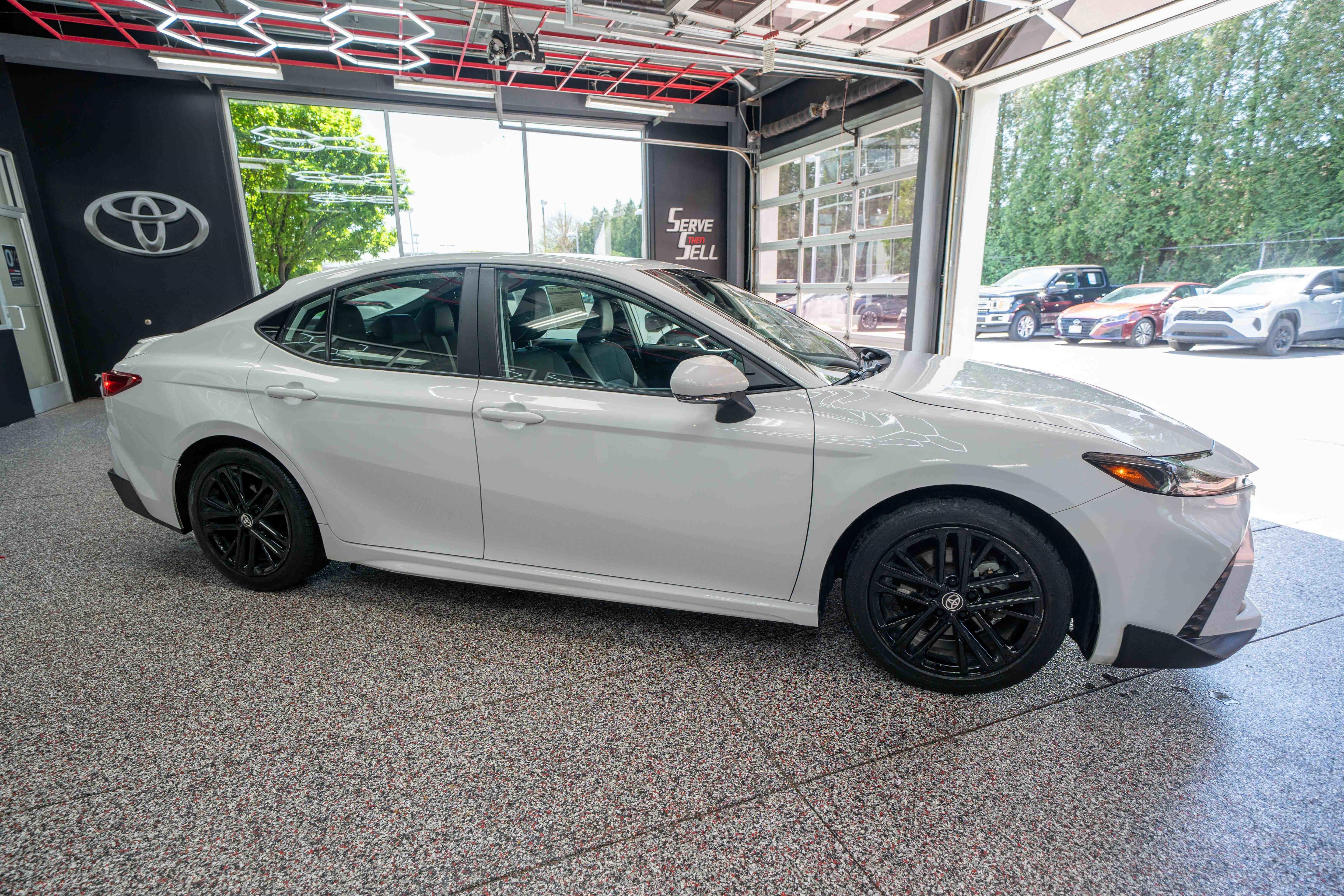 Used 2025 Toyota Camry SE FWD image 5