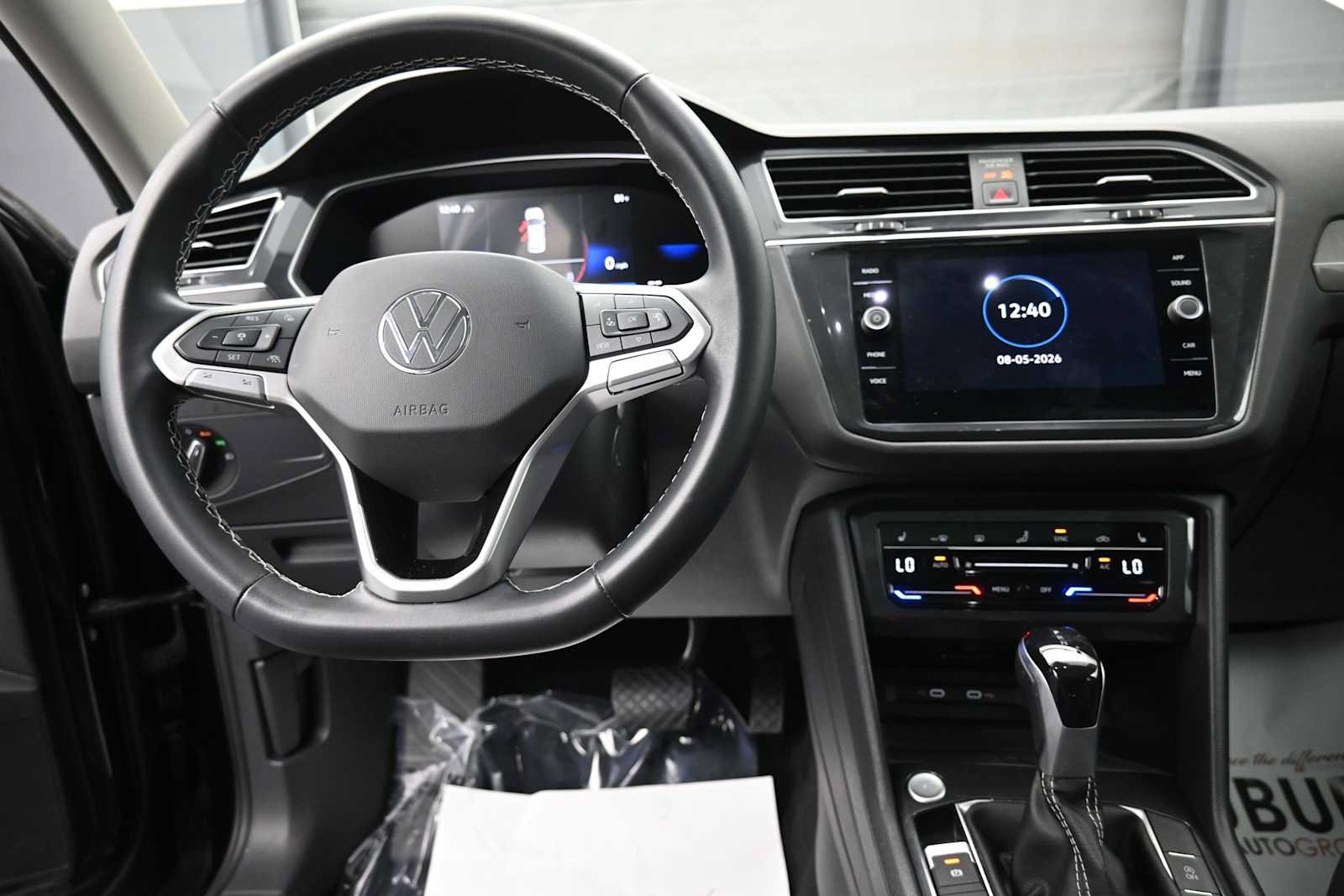 Used 2024 Volkswagen Tiguan SE w/ Panoramic Sunroof Package AWD/4WD image 14