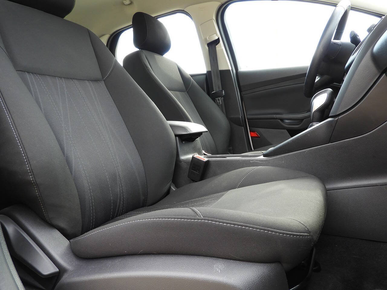 Used 2018 Ford Focus SE w/ Cold Weather Package FWD image 30