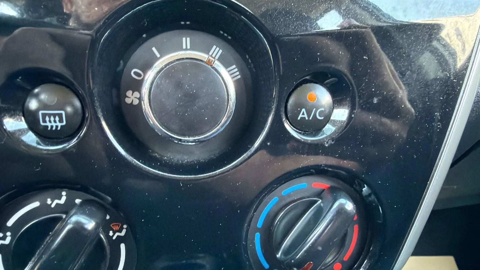 Used 2015 Nissan Versa Note SV FWD image 28