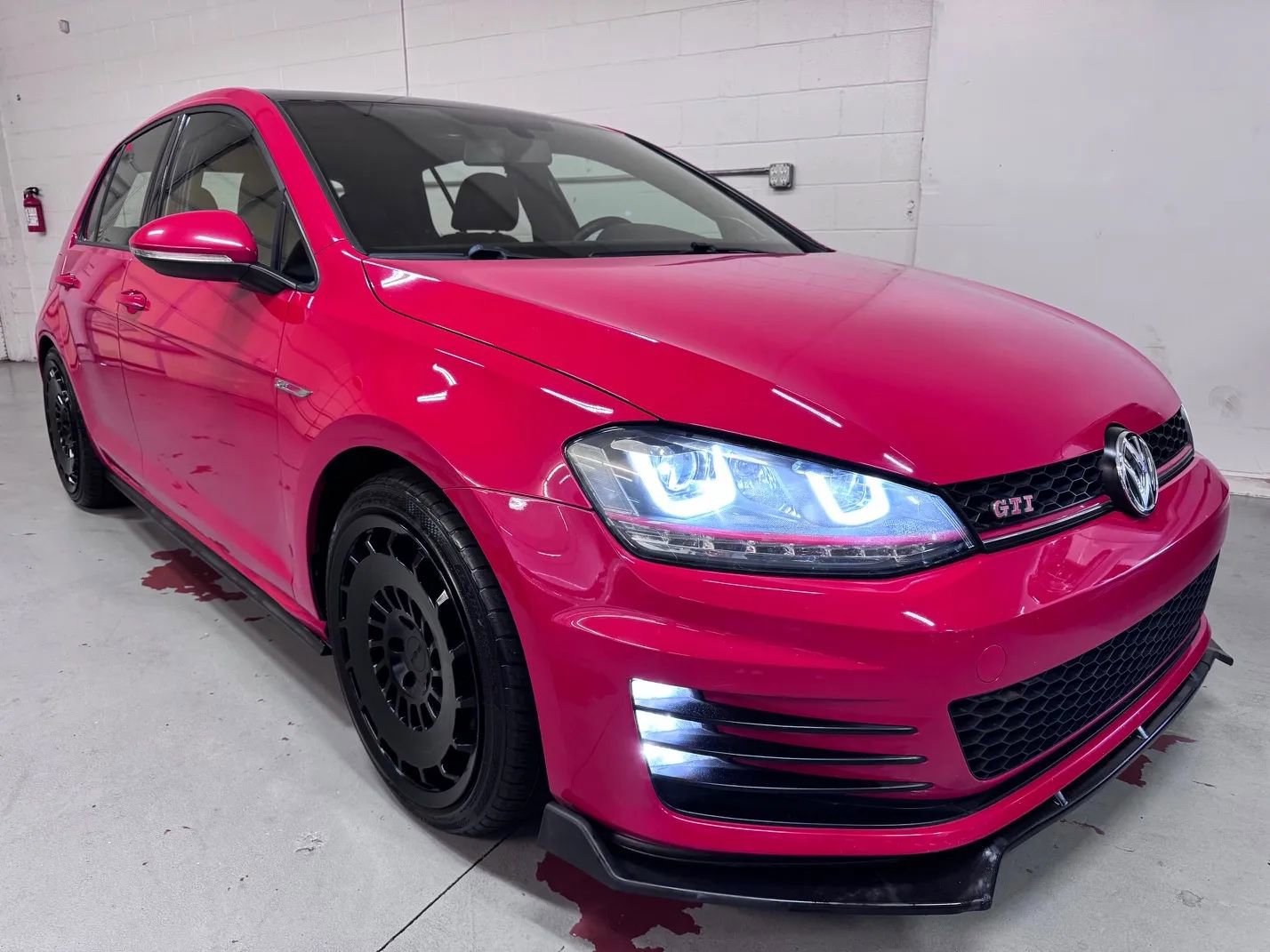 Used 2016 Volkswagen GTI SE image 1