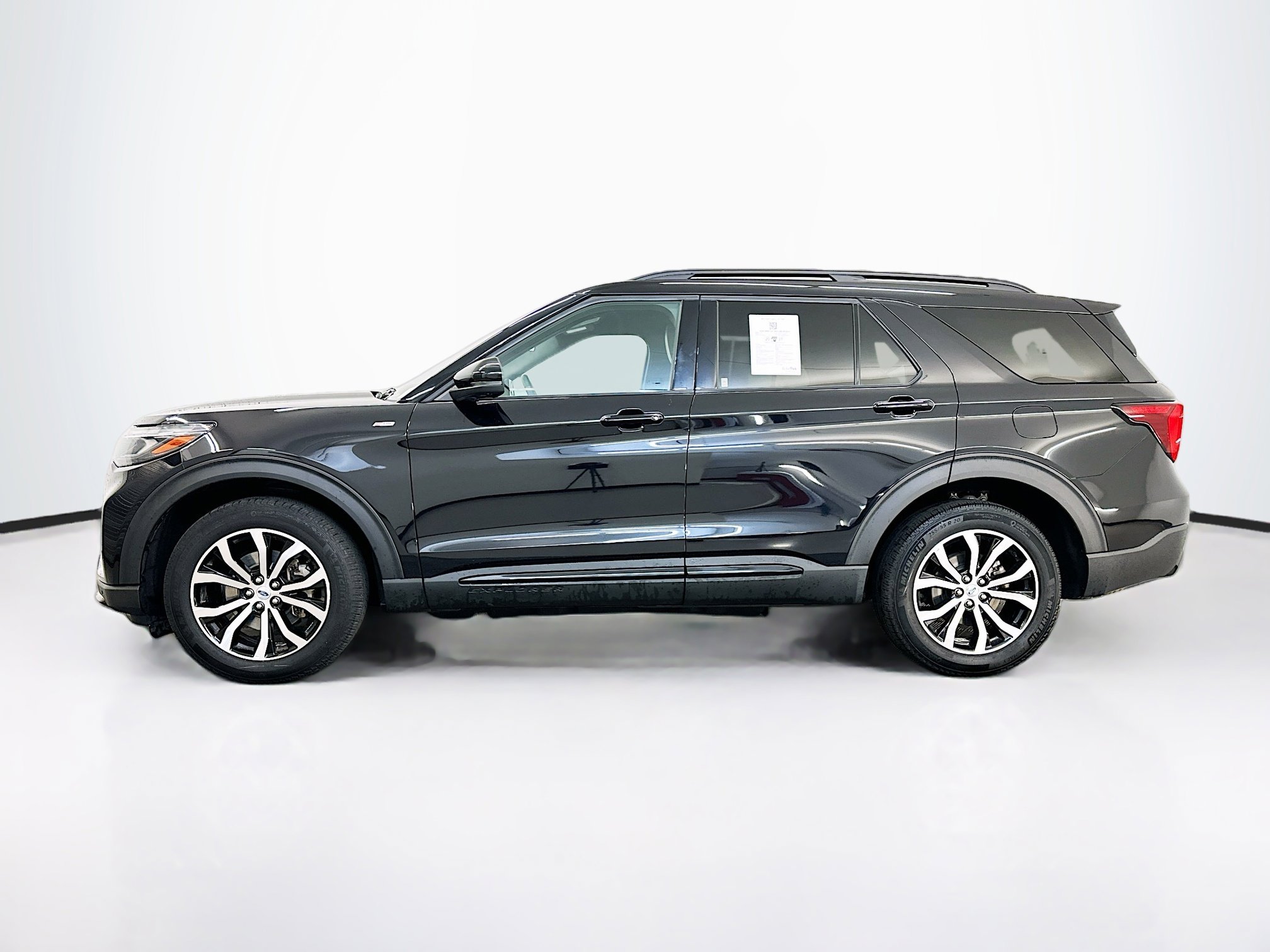 Used 2025 Ford Explorer ST-Line image 4