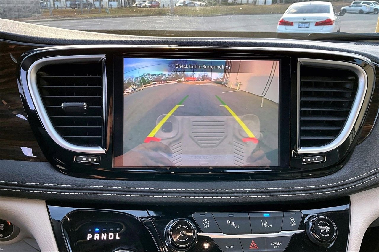 Certified 2023 Chrysler Pacifica Limited image 14