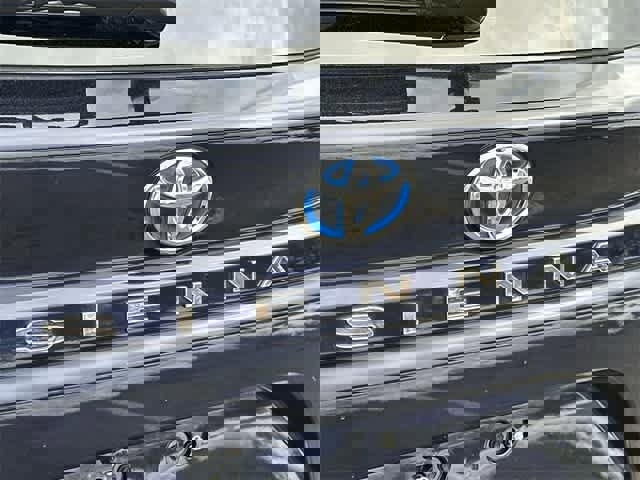 Used 2024 Toyota Sienna Platinum image 31