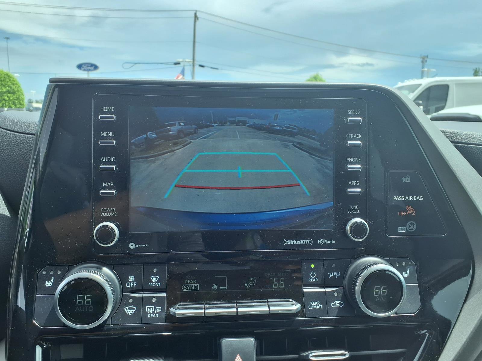 Used 2020 Toyota Highlander XLE FWD image 21