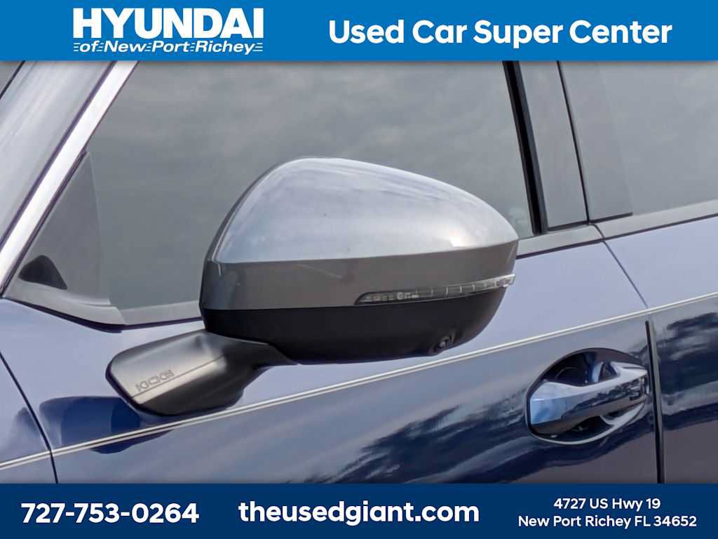 Used 2025 Nissan Kicks SR FWD image 11