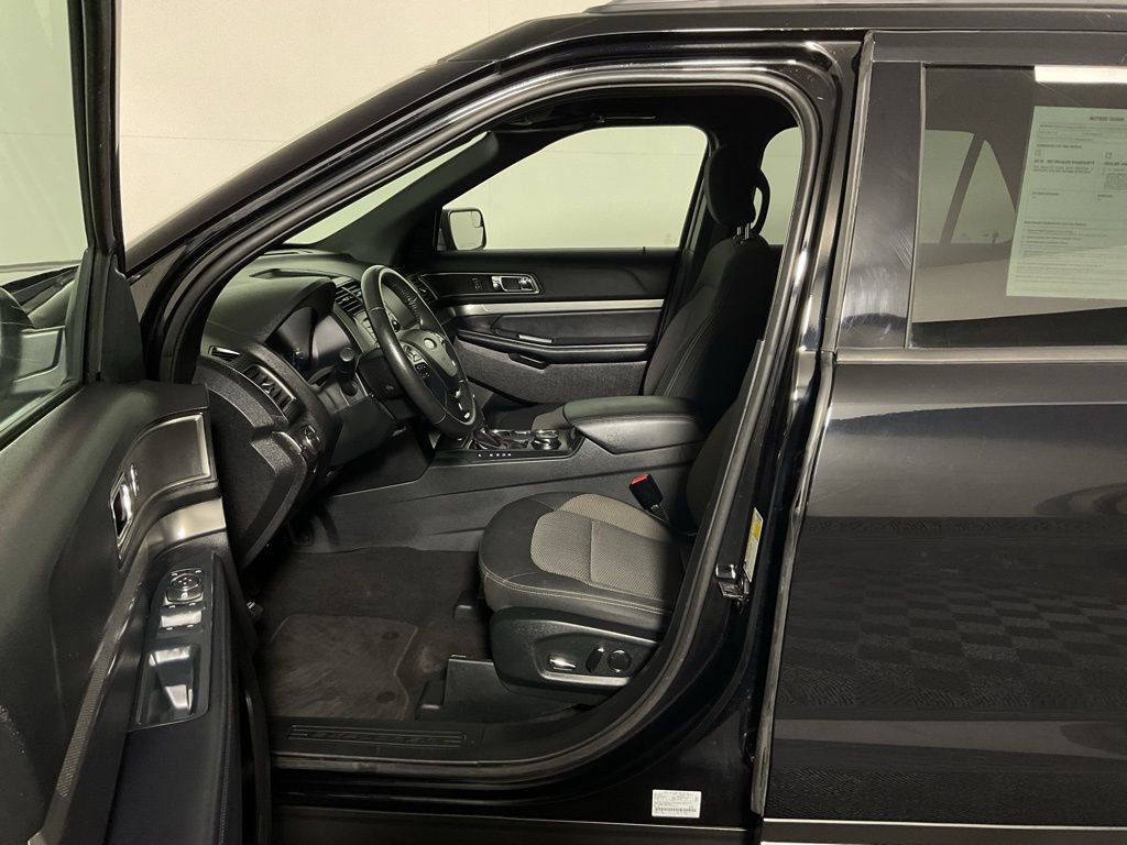 Used 2018 Ford Explorer XLT AWD/4WD image 21