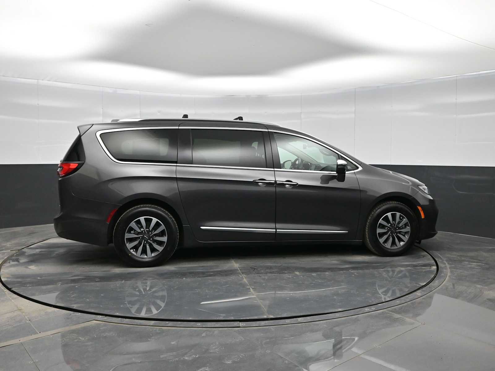 Used 2021 Chrysler Pacifica Limited w/ Uconnect Theater Family Group image 9