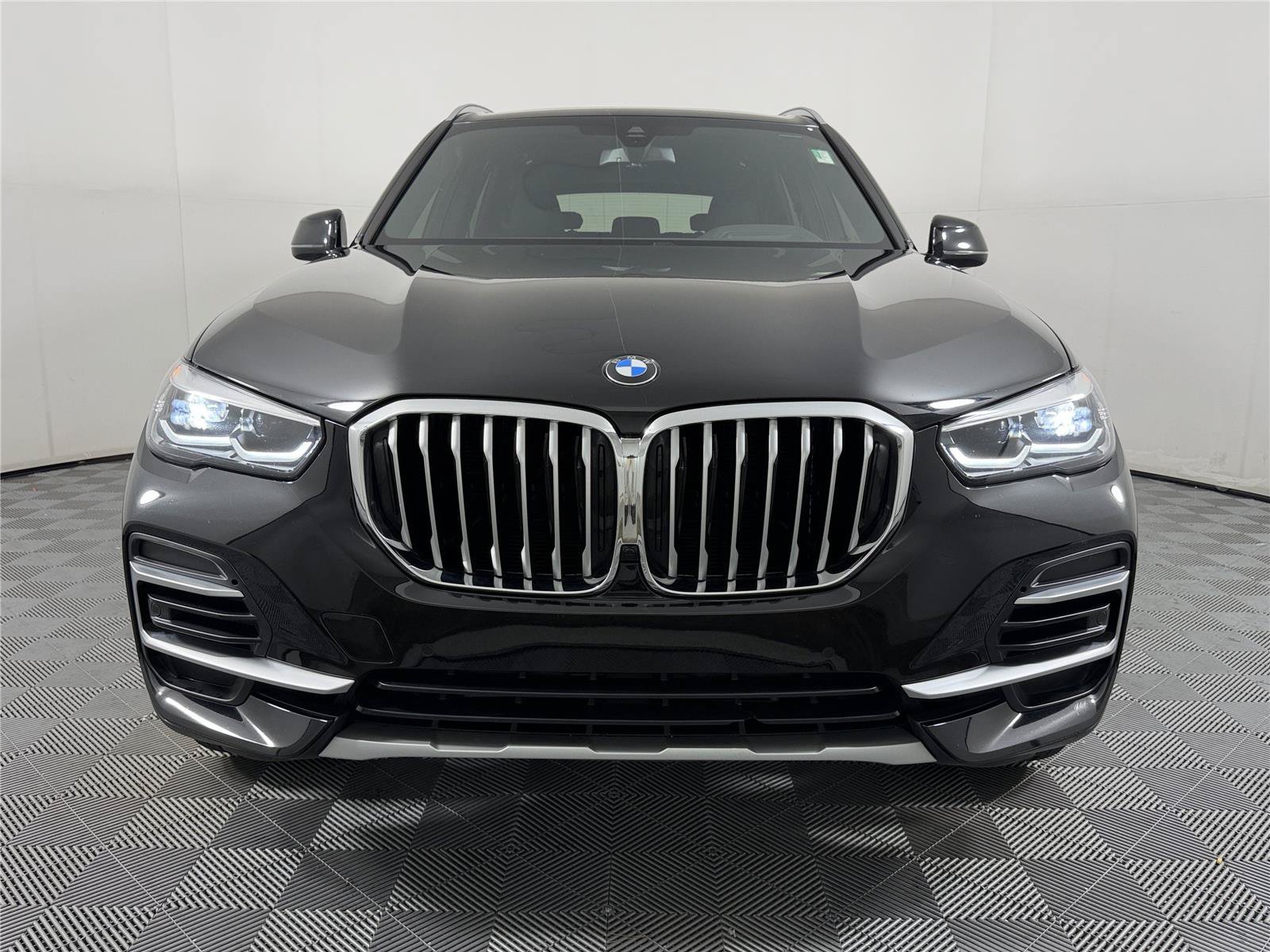 Used 2023 BMW X5 sDrive40i w/ Premium Package RWD image 2