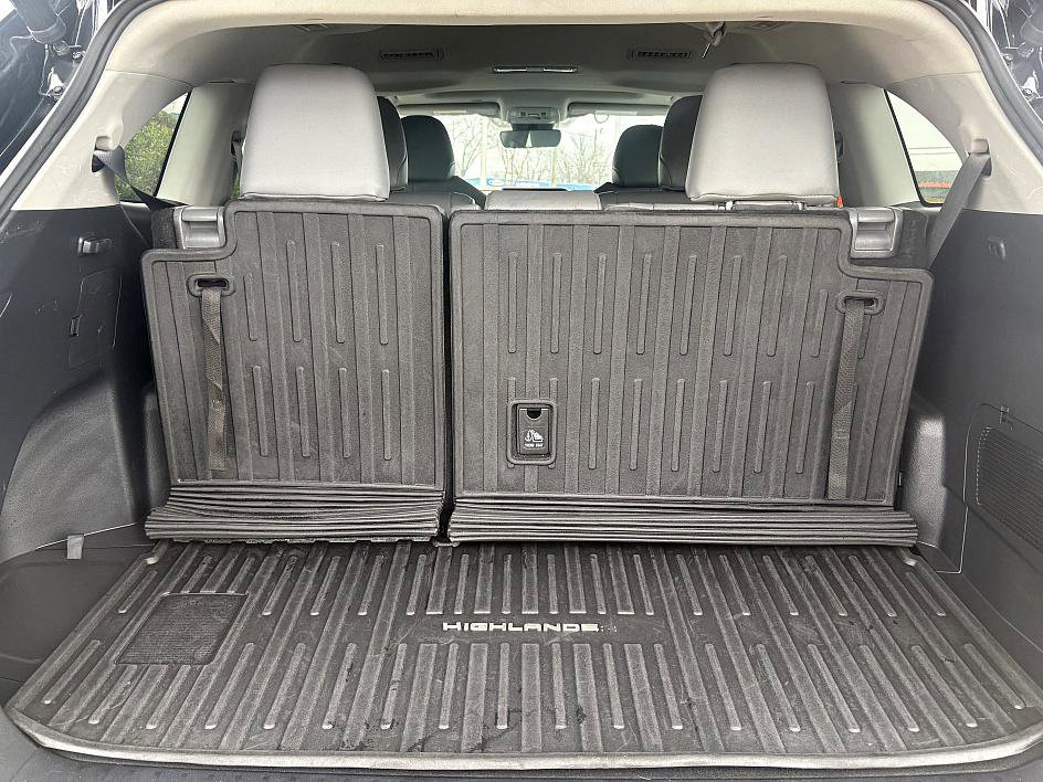 Used 2021 Toyota Highlander XLE image 11