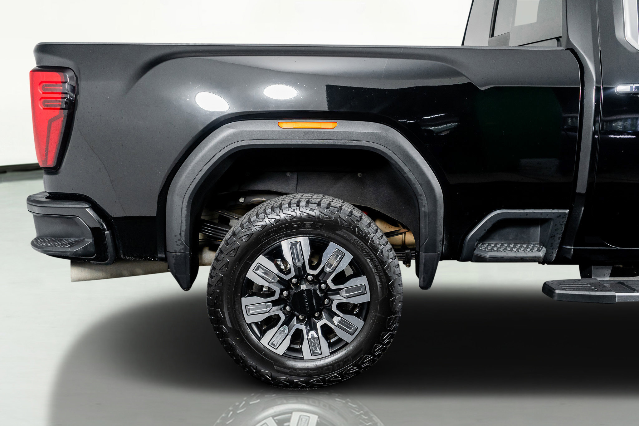 Used 2025 GMC Sierra 3500 Denali w/ Denali Reserve Package image 8