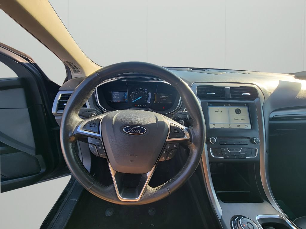 Used 2017 Ford Fusion SE w/ Fusion SE Technology Package image 12