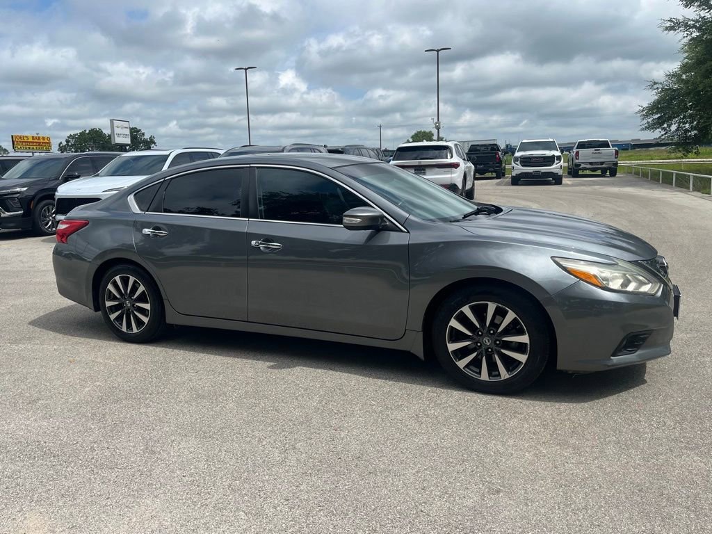 Used 2017 Nissan Altima 2.5 SL w/ Moonroof Package FWD image 3